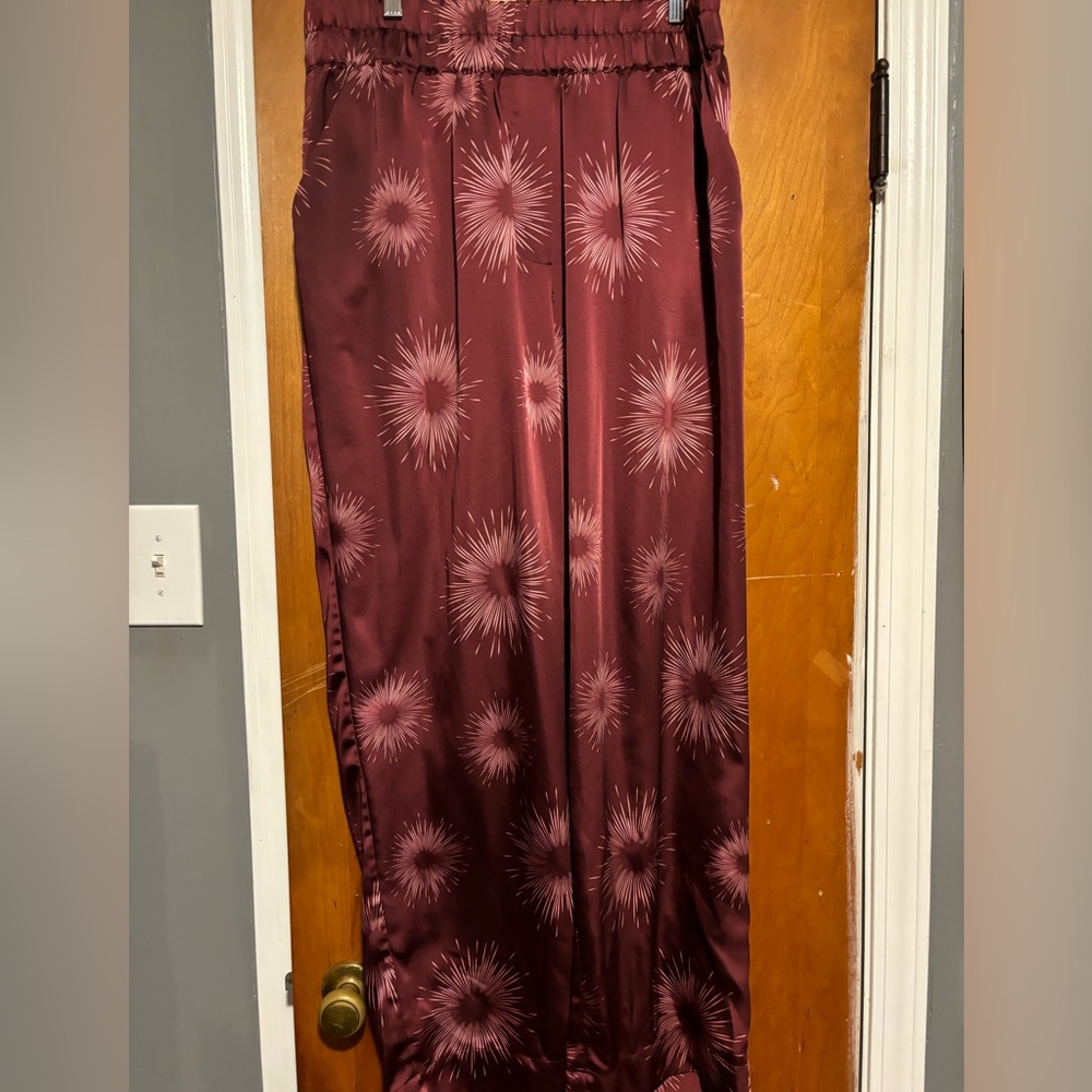 UNIVERSAL STANDARD | Satin Pants - Maroon Starburst